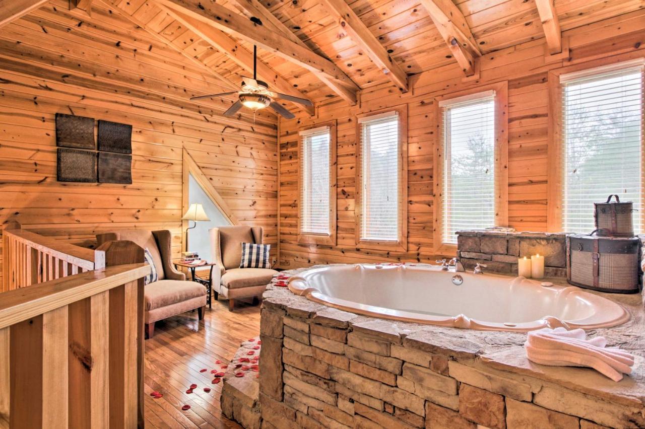 With Hot Tub About 2 Mi To Island In Pigeon Forge! Hébergement de vacances *