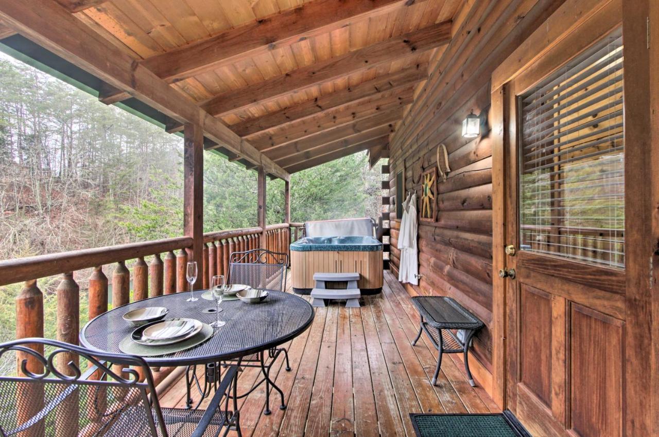 With Hot Tub About 2 Mi To Island In Pigeon Forge! Holiday home *