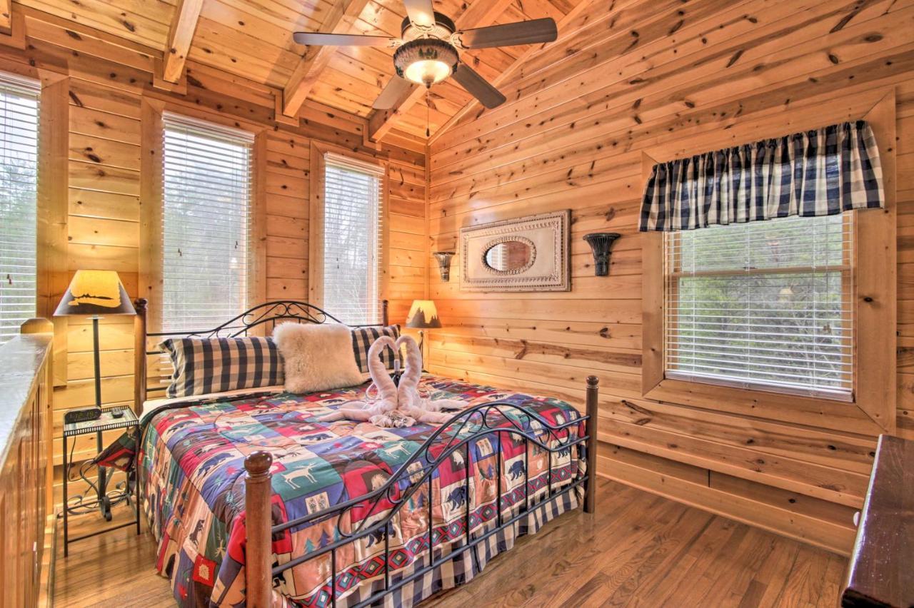 With Hot Tub About 2 Mi To Island In Pigeon Forge! Holiday home