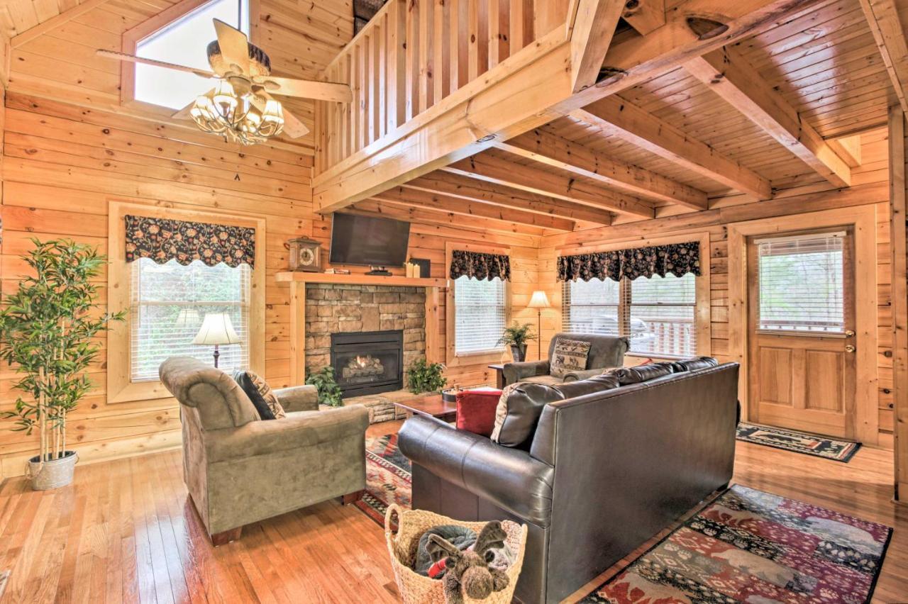 With Hot Tub About 2 Mi To Island In Pigeon Forge! Holiday home Pigeon Forge